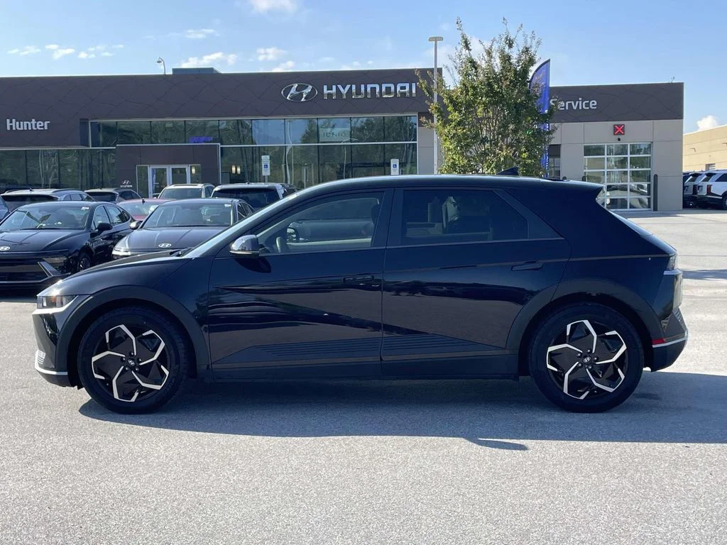 Used 2024 Abyss Black Hyundai SE image 25