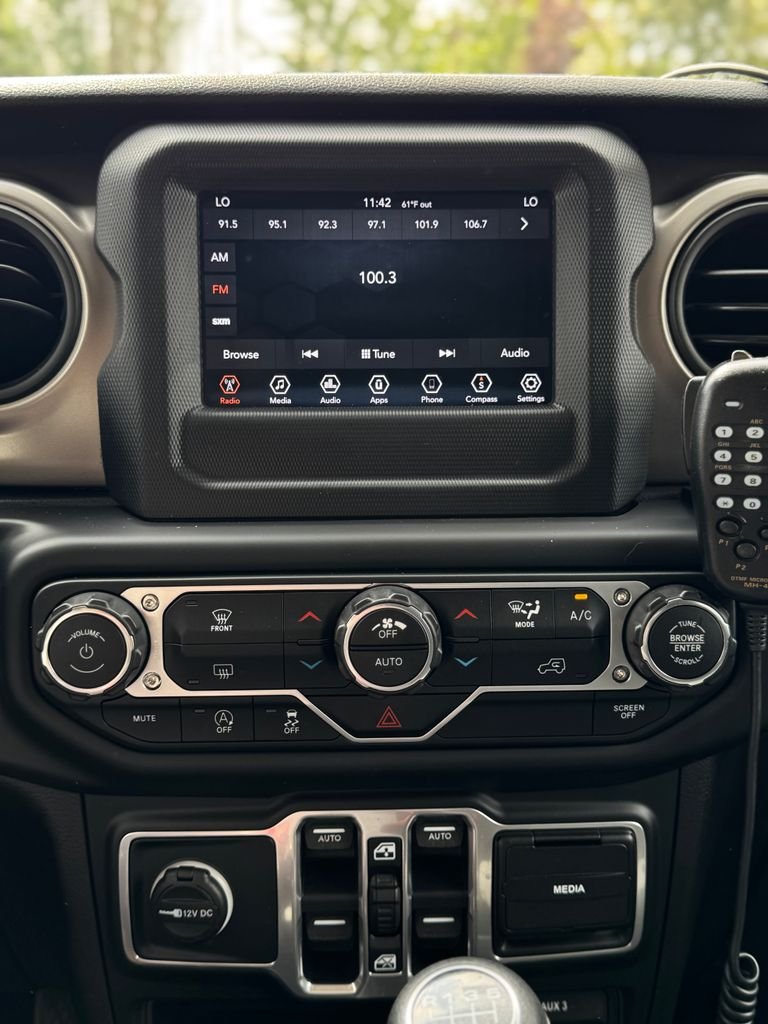 Used 2018 Granite Crystal Metallic Clearcoat Jeep Unlimited Sport S image 17