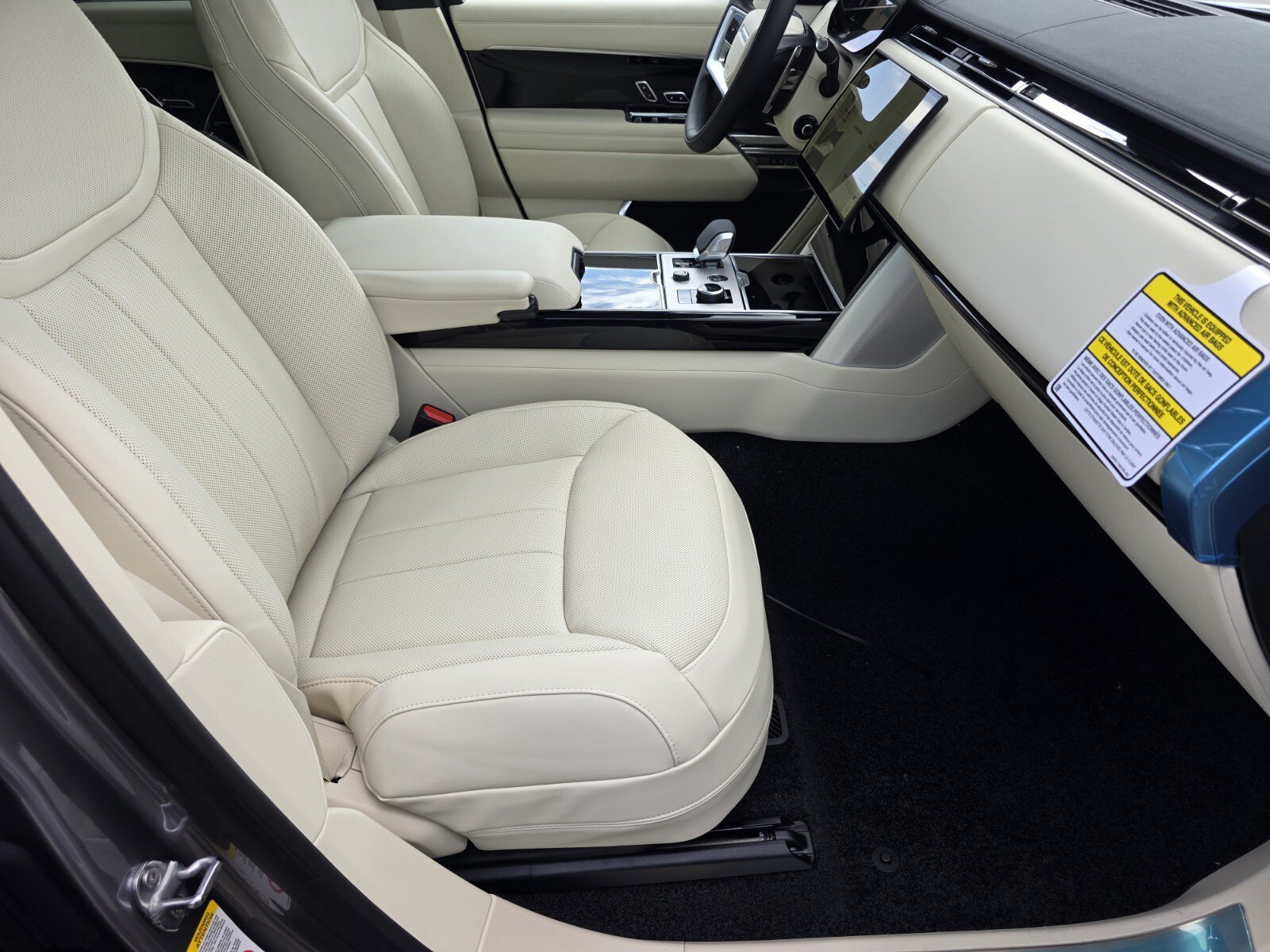 New 2027 Eiger Grey Land Rover P400 SE image 3