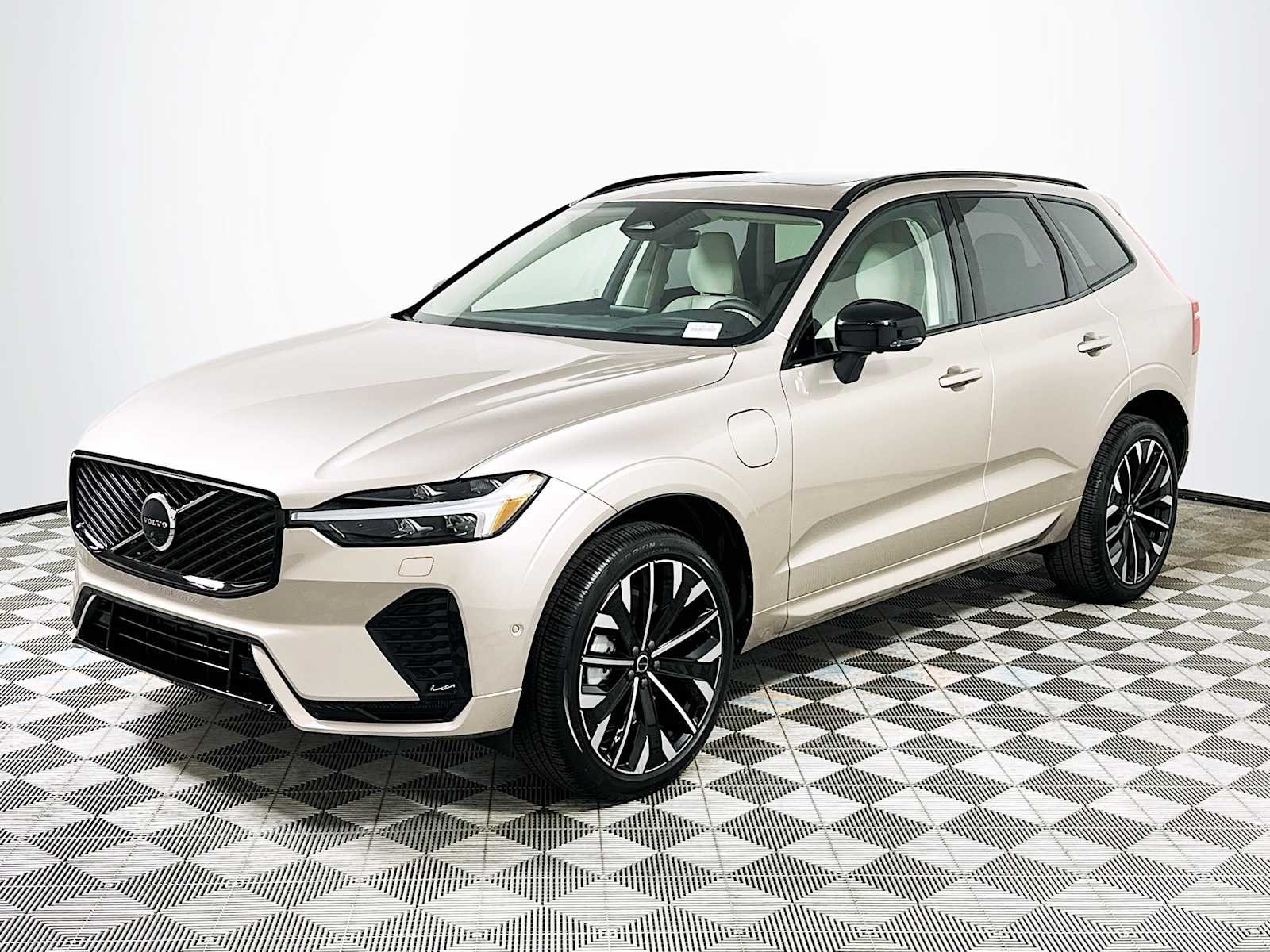New 2026 Bright Dusk Volvo Ultra image 3
