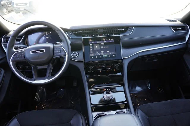 Used 2023 White Jeep Altitude image 21