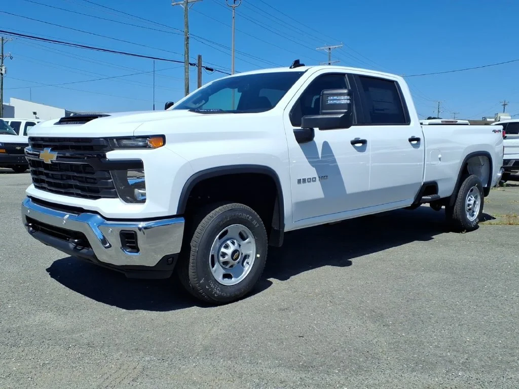 New 2026 Summit White Chevrolet WT image 3