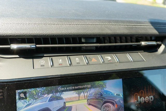 New 2026 Silver Zynith Exterior Paint Jeep Altitude image 21