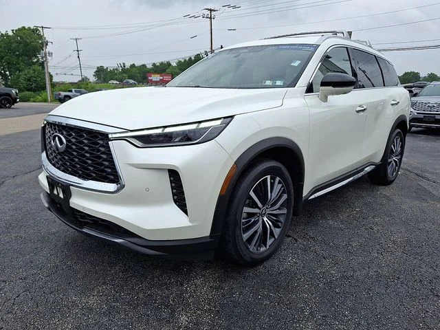 Used 2025 White INFINITI Sensory image 3