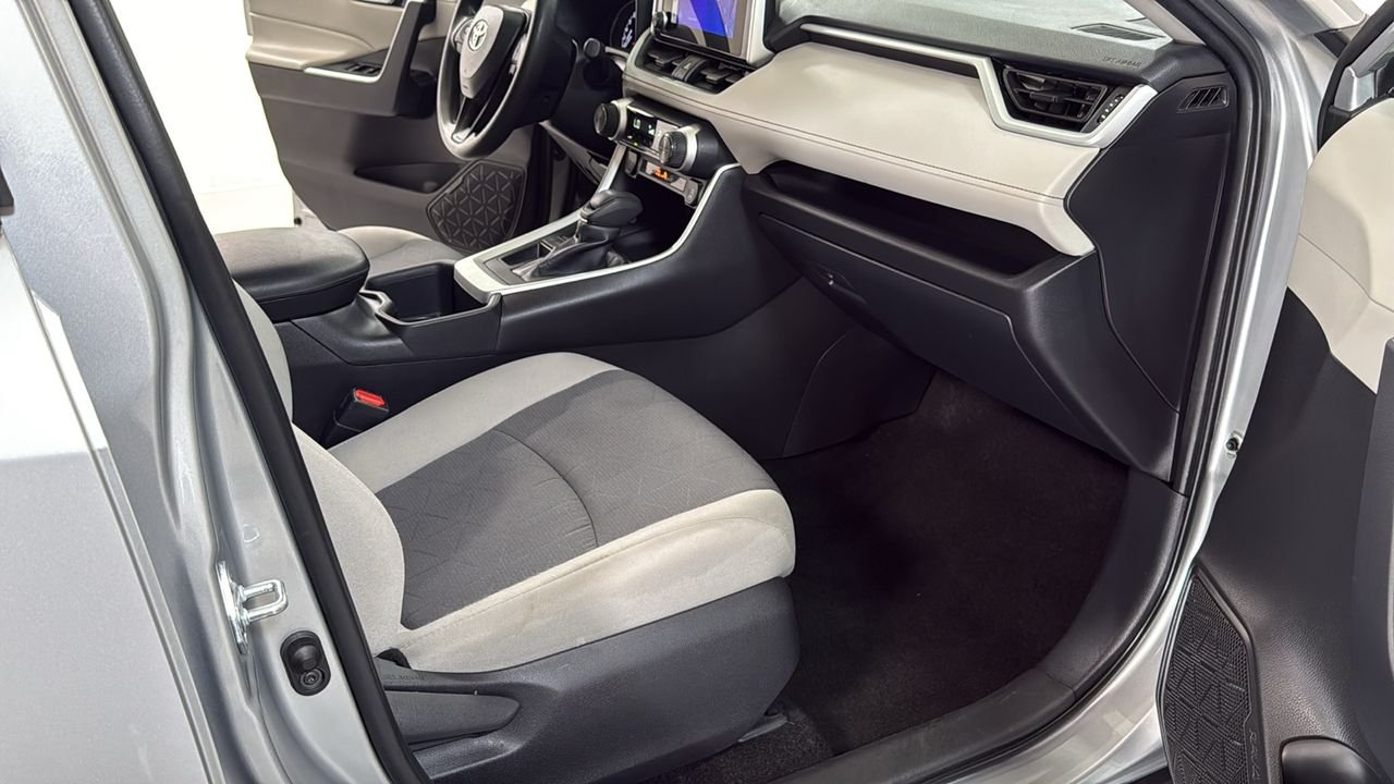 Used 2025 Silver Toyota XLE image 18