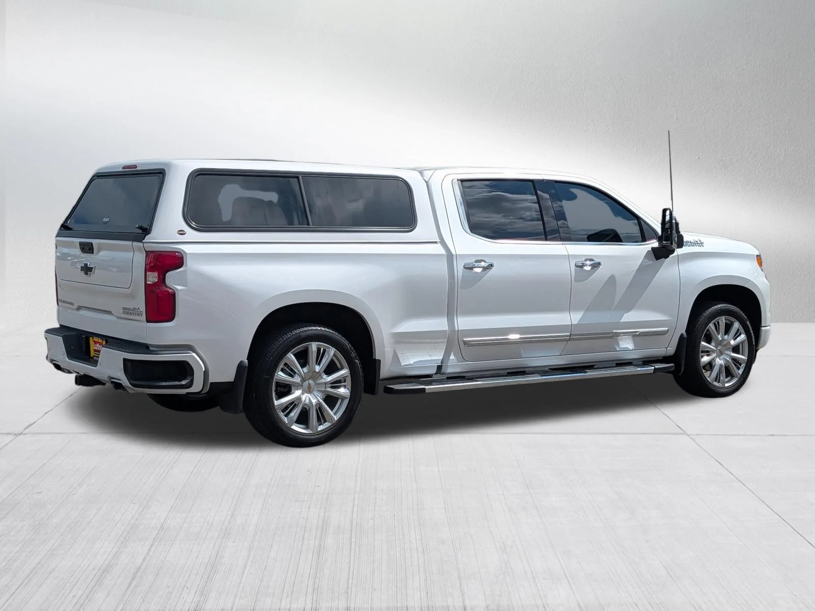 Used 2024 Iridescent Pearl Tricoat Chevrolet High Country image 7