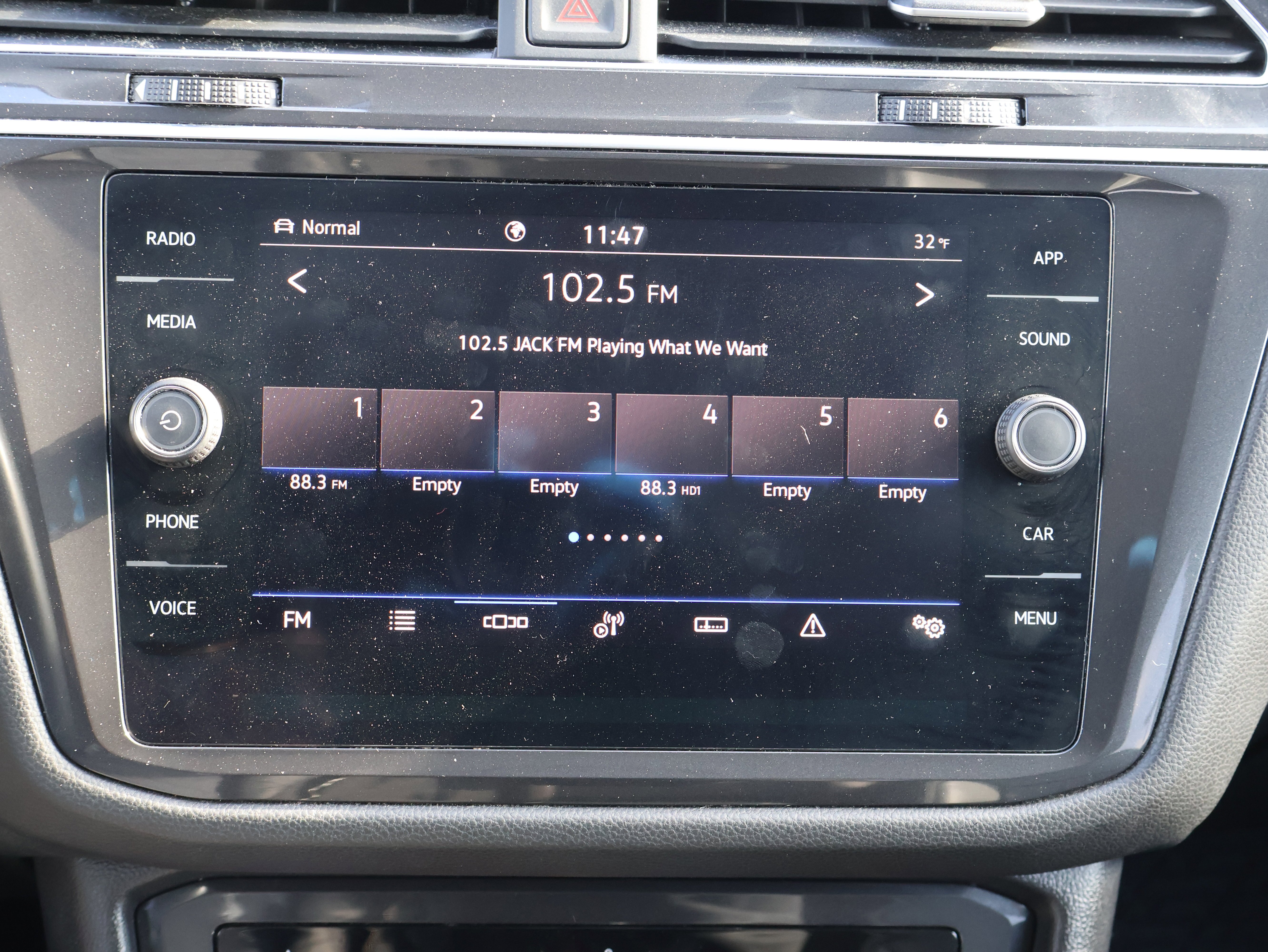 2022 Volkswagen Tiguan SE - Photo 25