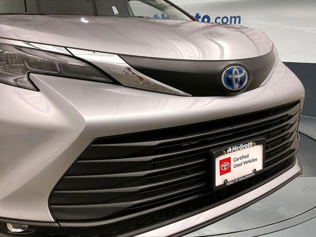 Used 2025 Silver Toyota XLE image 33