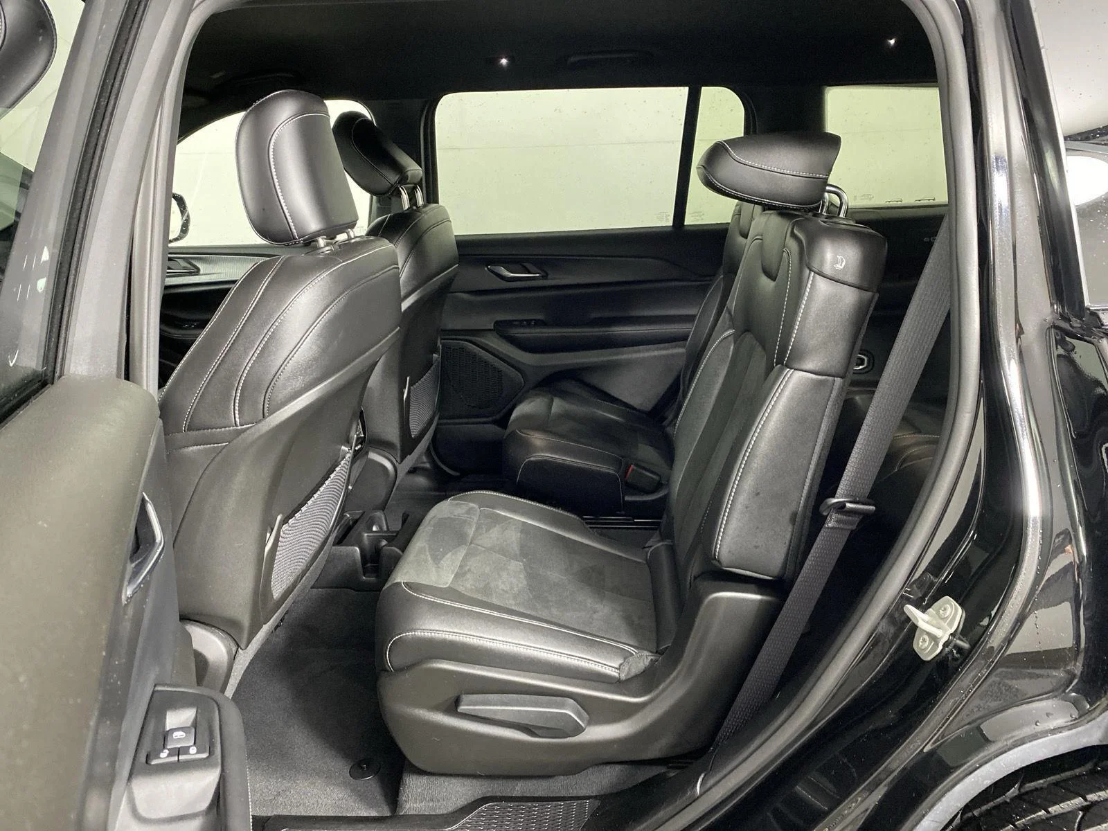 Used 2024 Diamond Black Crystal Pearlcoat Jeep Altitude image 9