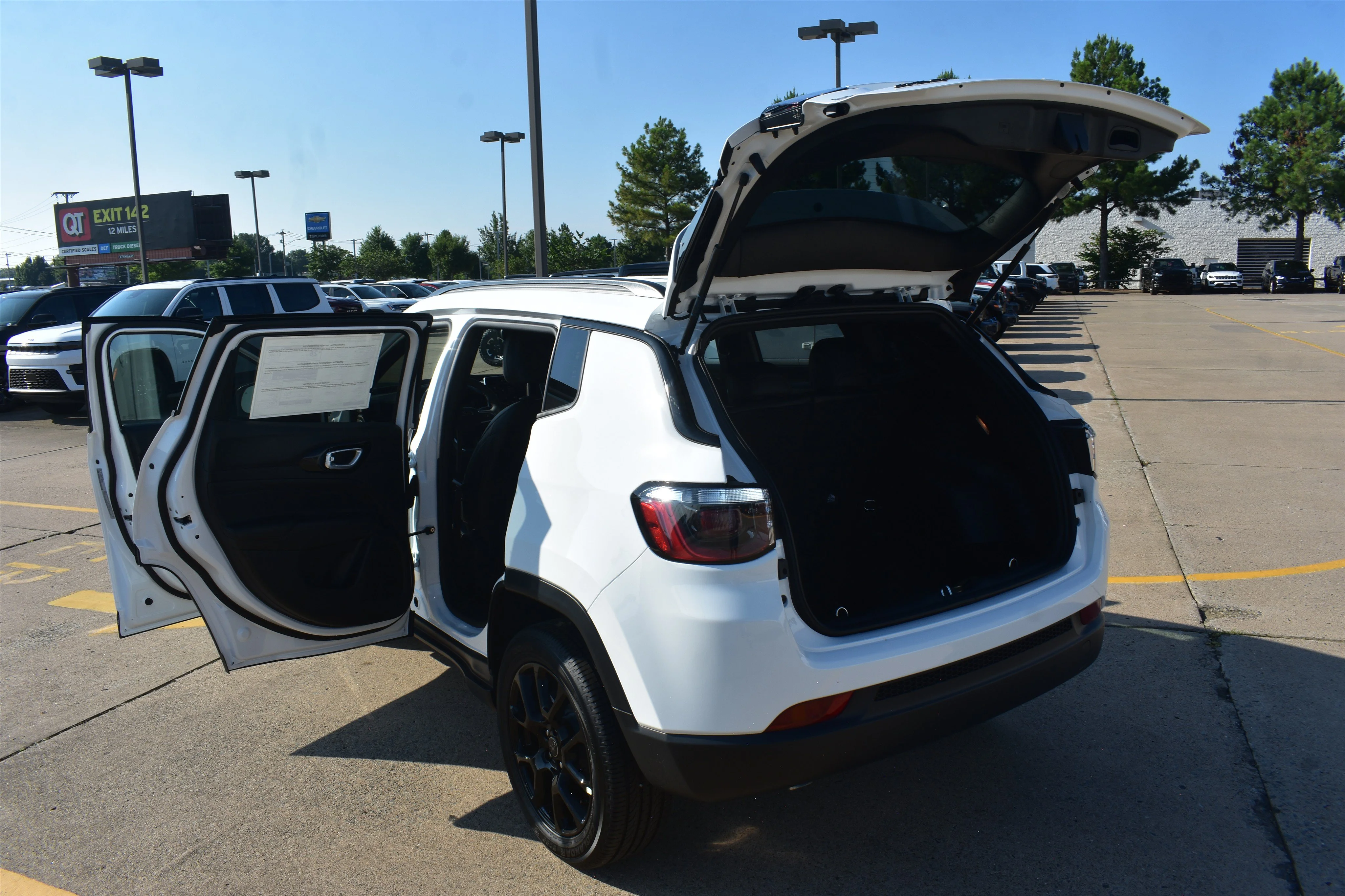 New 2026 Bright White Clearcoat Jeep Latitude Altitude image 15