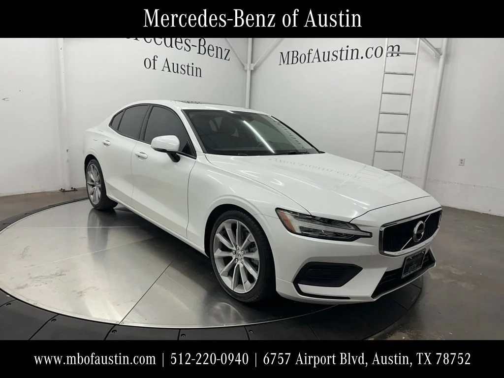 Used 2019 White Volvo T5 Momentum image 1