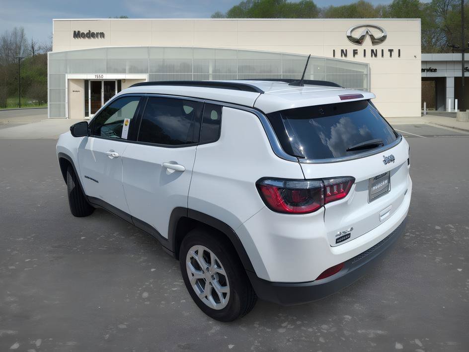 Used 2024 Bright White Clearcoat Jeep Latitude image 5