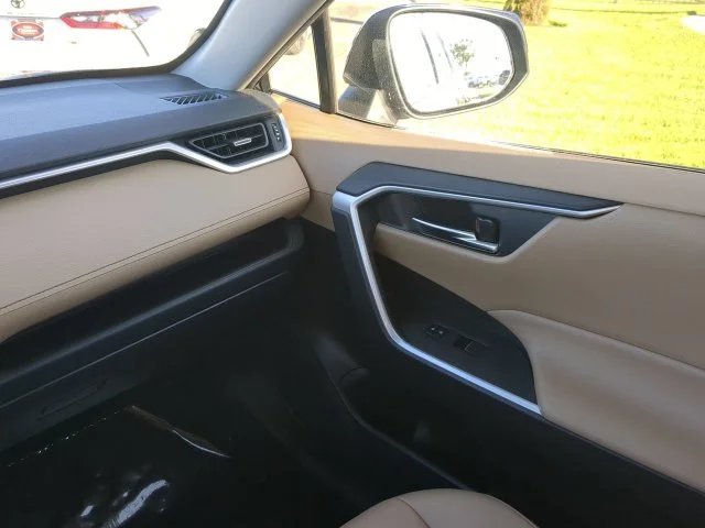 Certified Used 2021  Toyota XLE Premium image 19