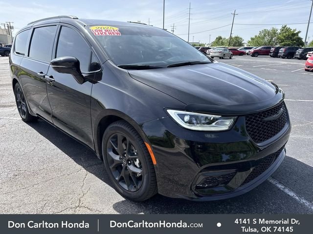 2025 Chrysler Pacifica Limited's photo