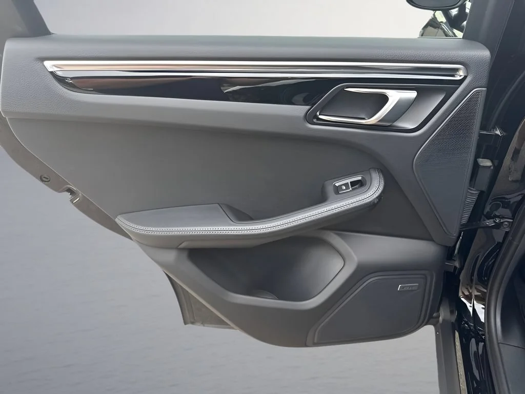 Used 2022  Porsche  image 31