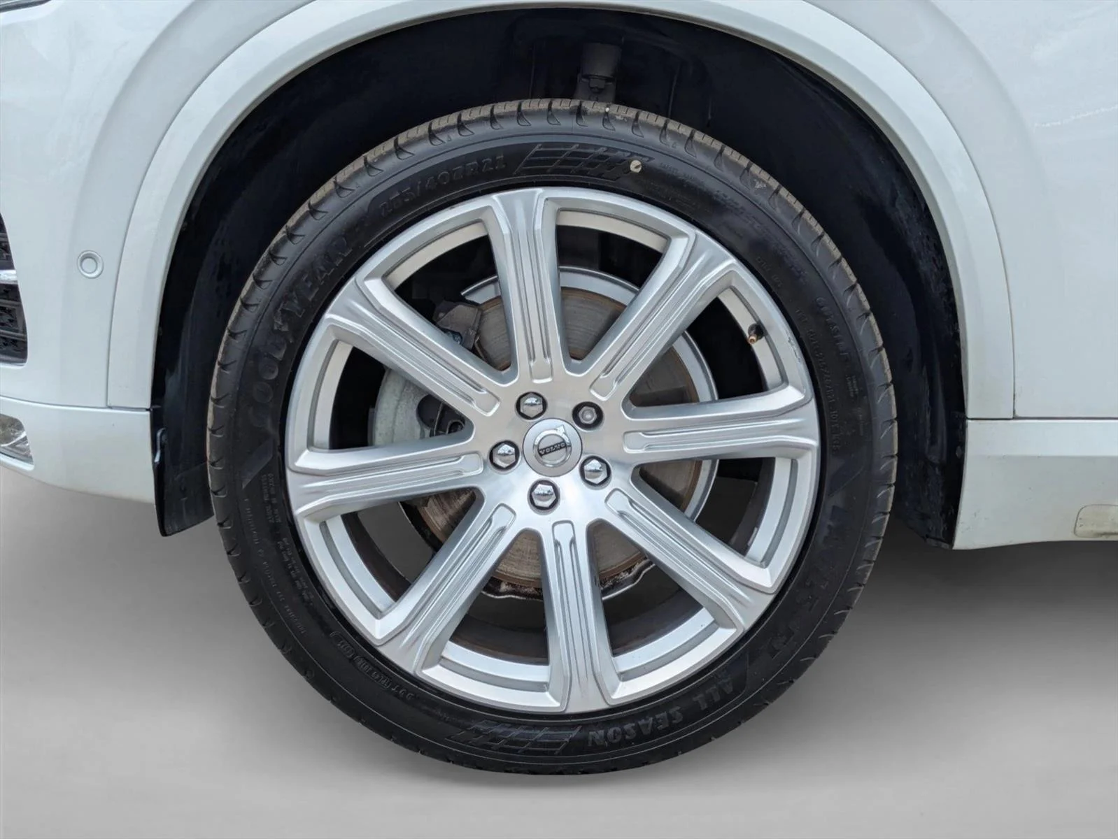 Used 2018 White Volvo Inscription image 22