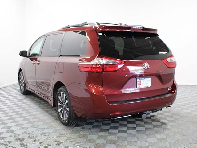 Used 2020 Salsa Red Pearl Toyota XLE 7-Passenger image 4