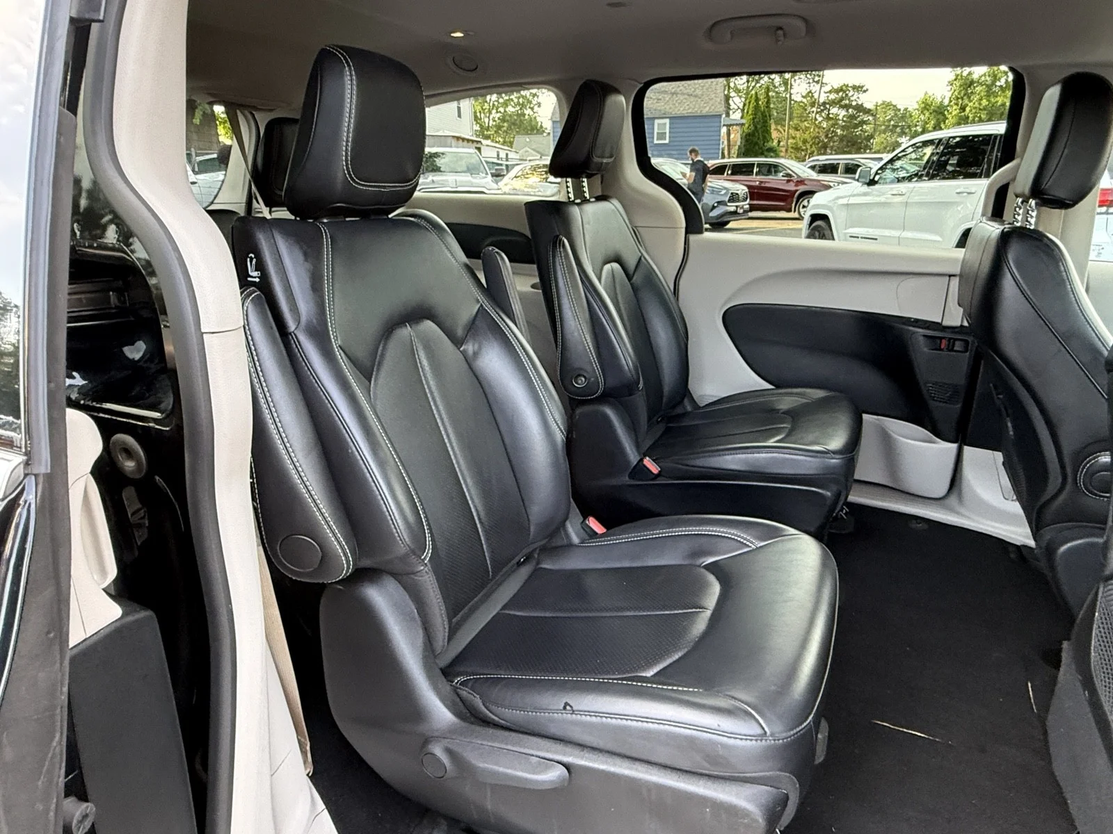 Used 2024 Brilliant Black Crystal Pearlcoat Chrysler Hybrid Select image 35