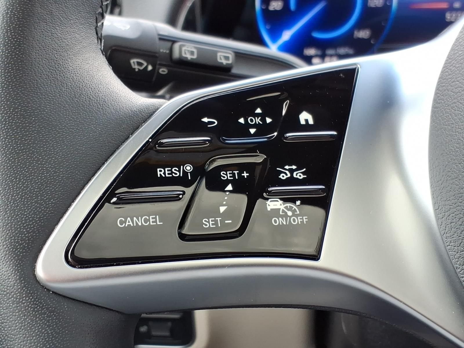 Certified Used 2025  Mercedes-Benz 350 image 25