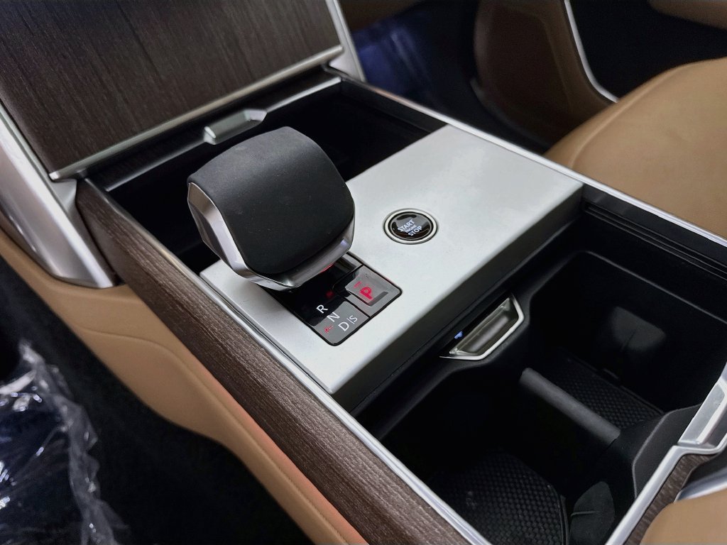 Used 2025 White Land Rover SE image 17