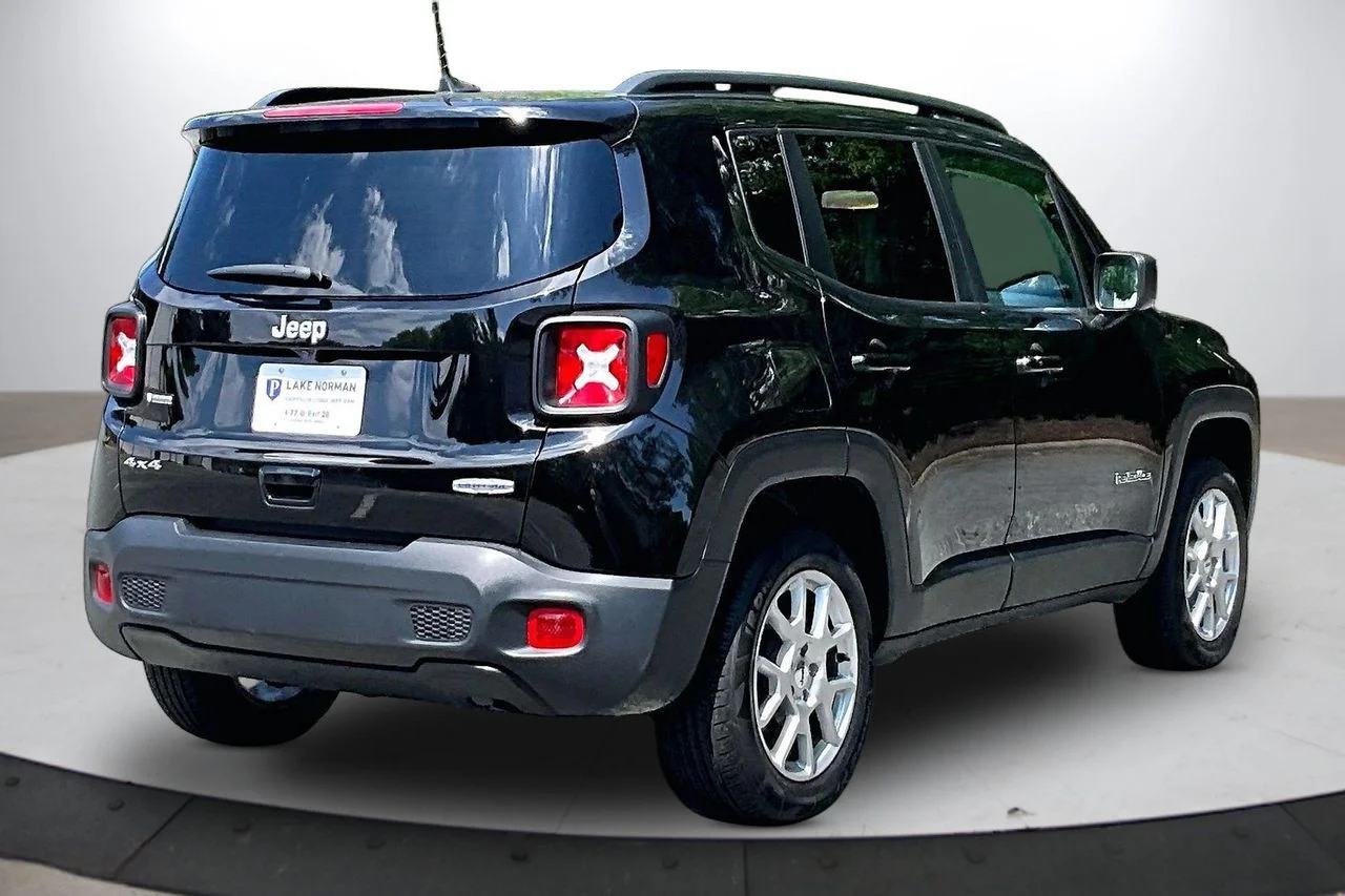 Used 2022 Black Jeep Latitude image 8