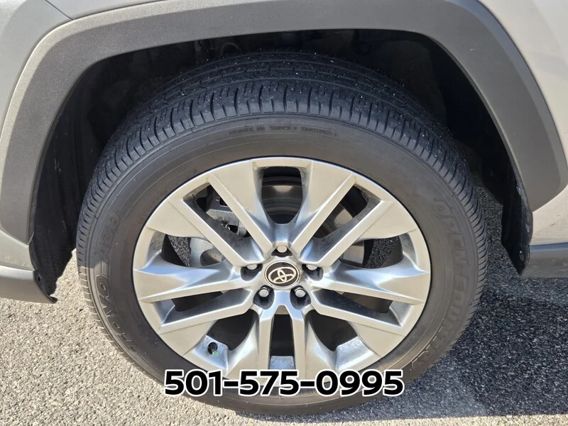 Used 2025 Silver Sky Metallic TOYOTA XLE PREMIUM FWD image 21