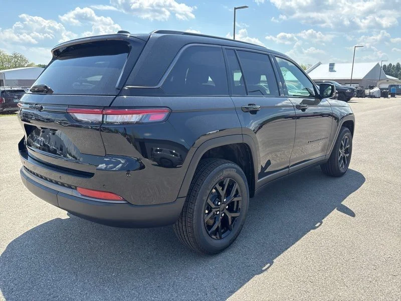 New 2026 Diamond Black Crystal Pearlcoat Jeep Altitude image 3