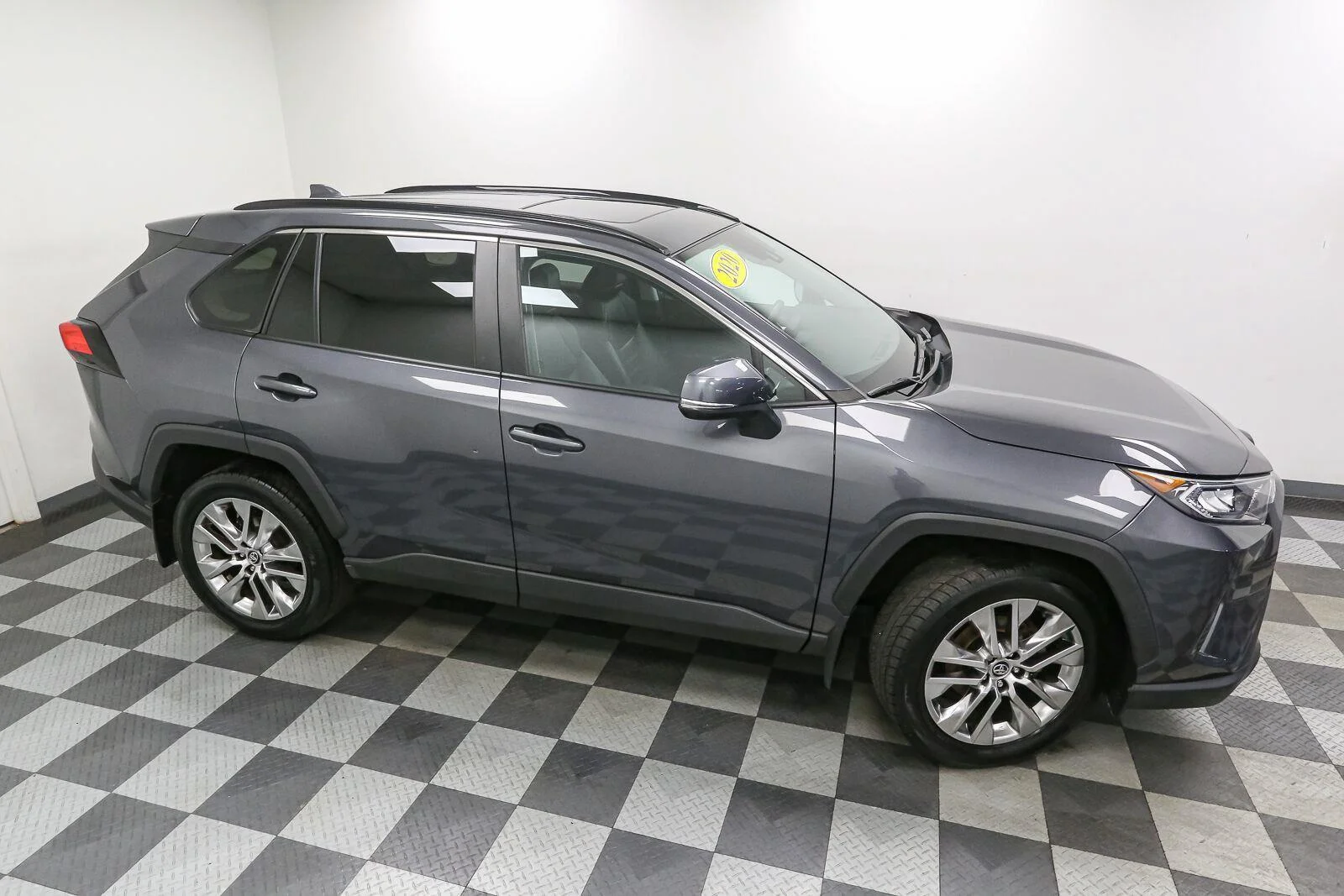 Used 2020 Magnetic Gray Metallic Toyota XLE Premium image 5