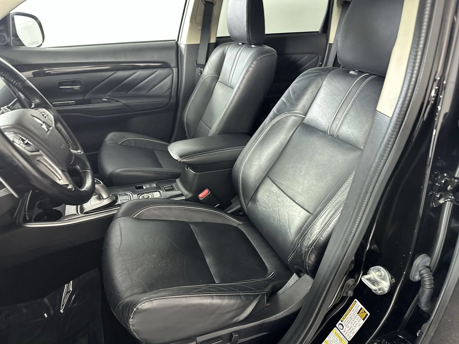 Used 2018 Black Mitsubishi SEL image 11