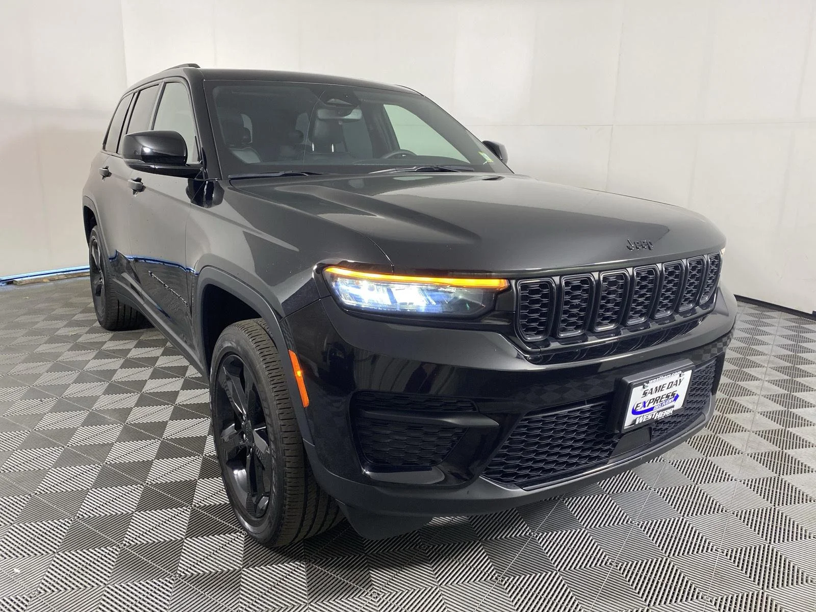 Used 2024 Diamond Black Crystal Pearlcoat Jeep Altitude X image 18