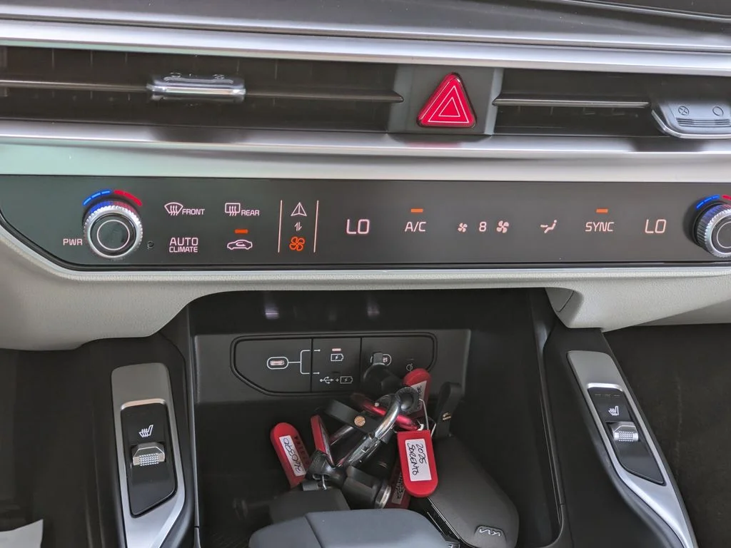 2025 Kia Sorento S - Photo 31