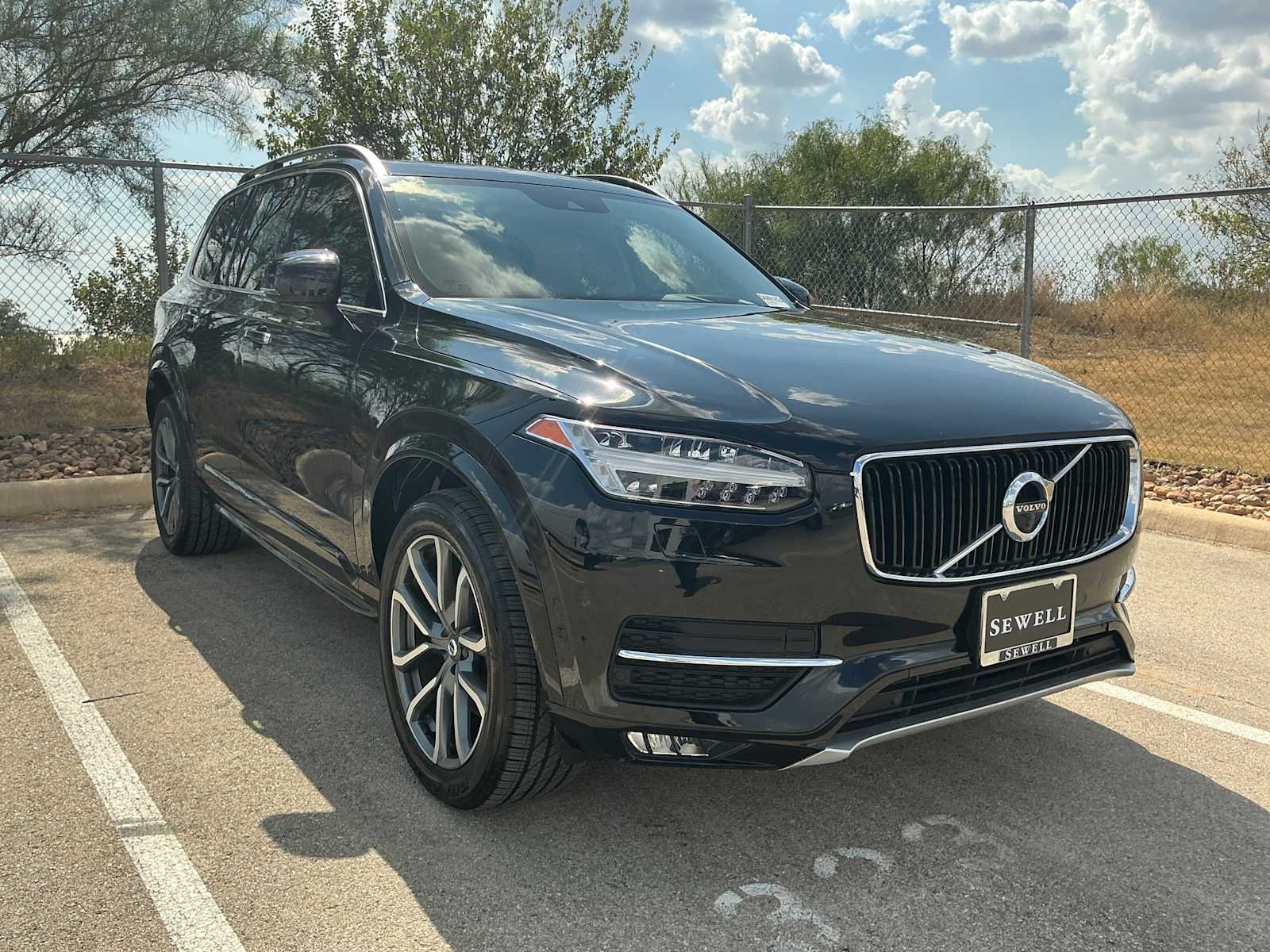 Used 2019 Onyx Black Metallic Volvo Momentum image 3