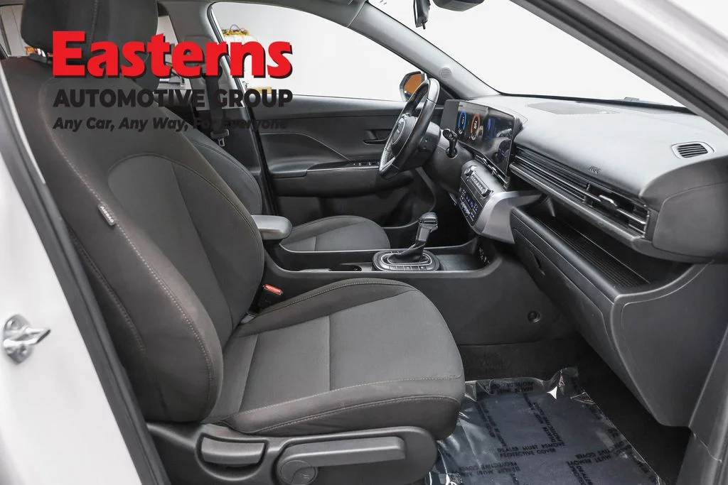 Used 2025 White Hyundai SEL image 22