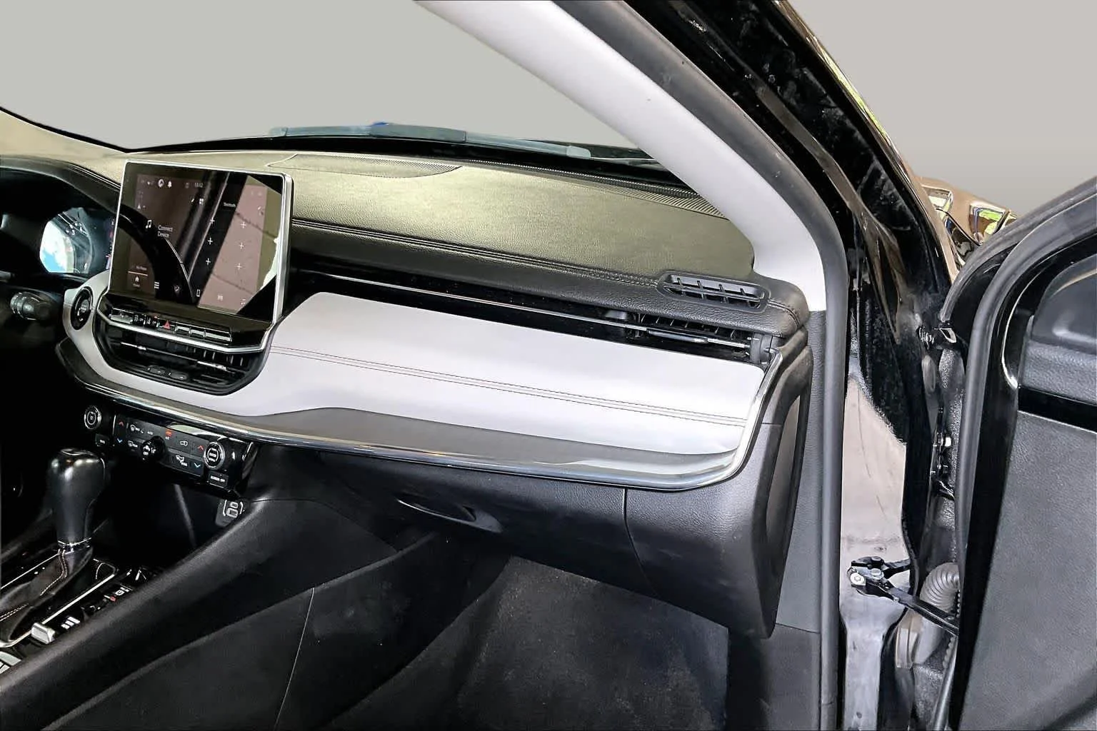 Used 2022 Diamond Black Crystal Pearlcoat Jeep Limited image 18