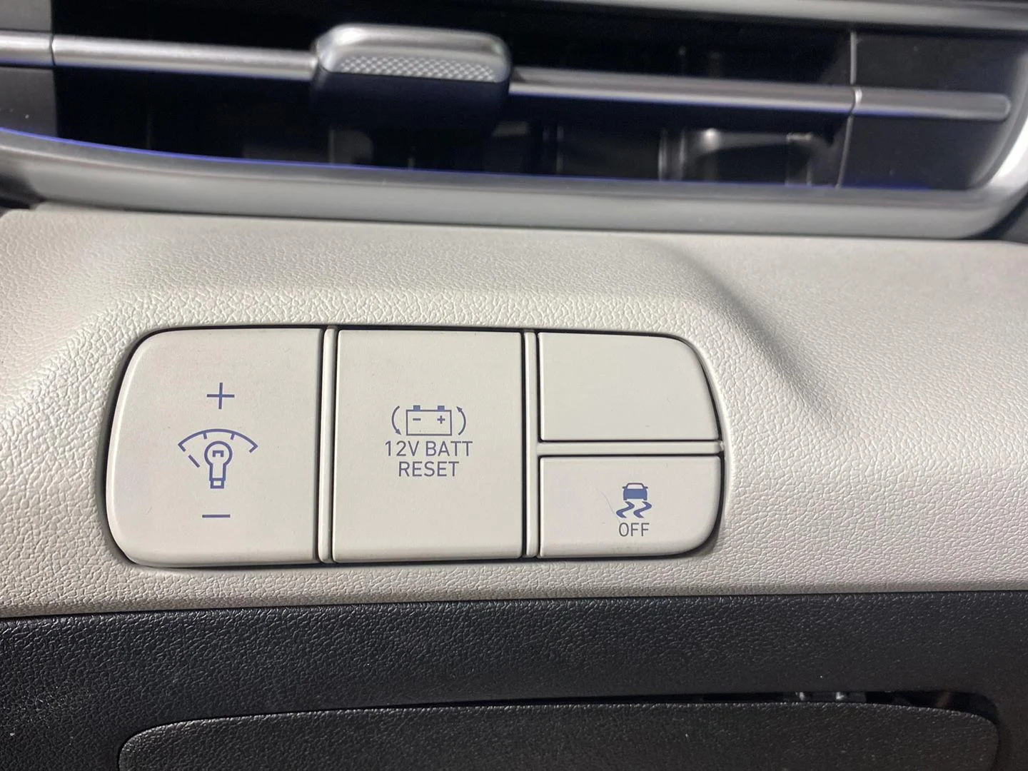 Used 2024 Fluid Metal Hyundai Limited image 26