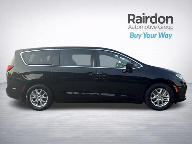 Used 2024 Diamond Black Crystal Pearlcoat Chrysler Touring L image 8