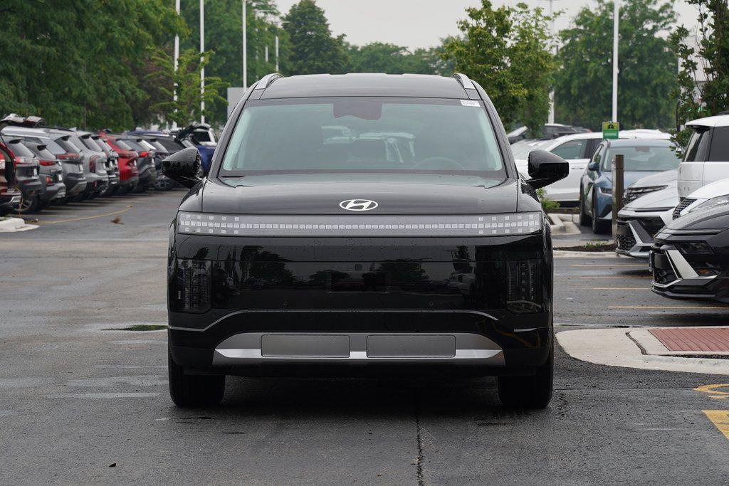 New 2026 Abyss Black Hyundai SE image 2