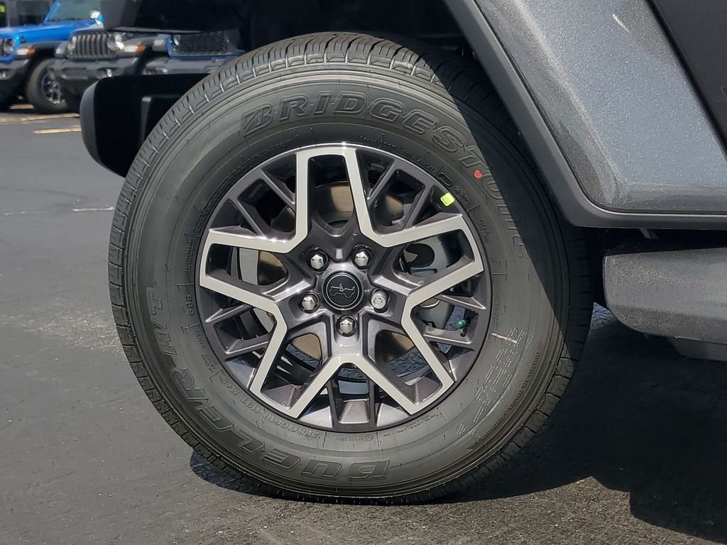 New 2026 Granite Crystal Metallic Clear-Coat Exterior Paint Jeep Sahara image 5