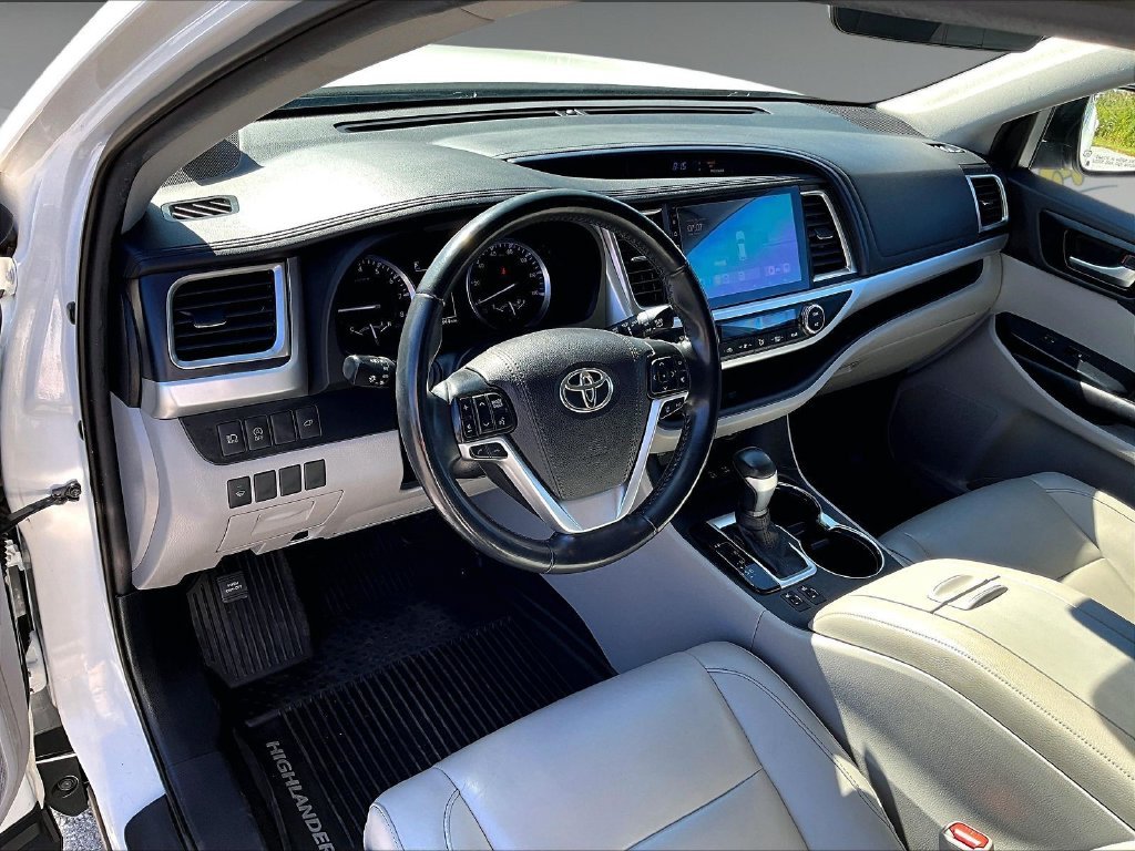 Used 2019 Blizzard Pearl Toyota XLE image 8