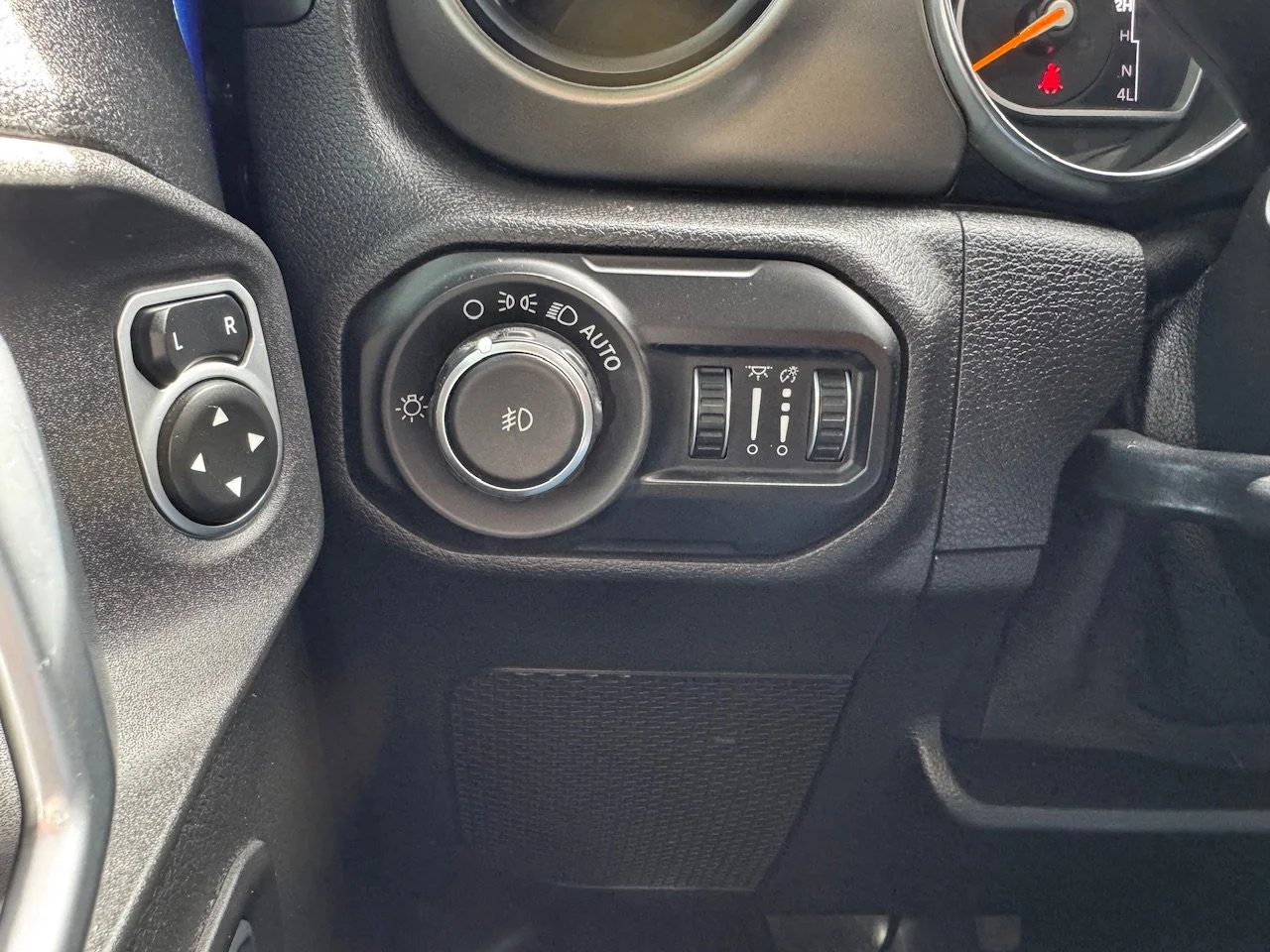 Used 2019 Ocean Blue Metallic Clearcoat Jeep Sport S image 30