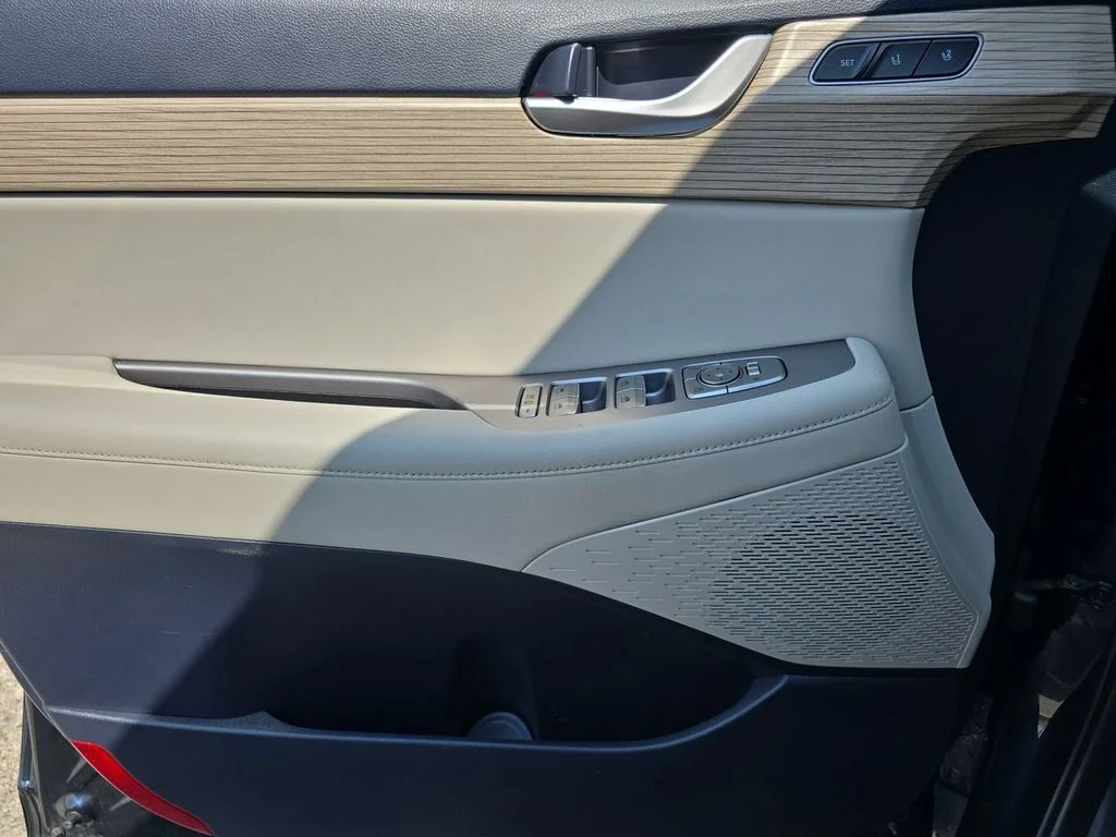 Used 2021 White Hyundai SEL image 23
