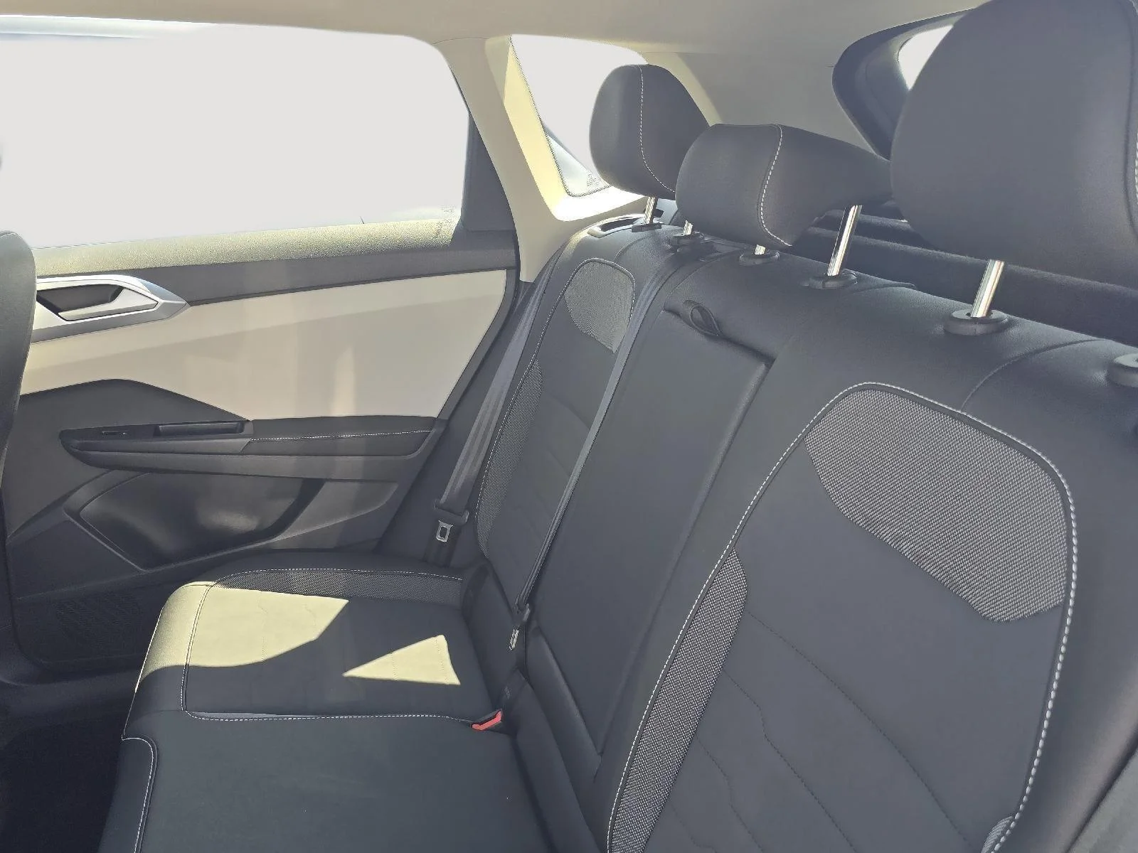 Certified Used 2025 WHITE Volkswagen SE image 22