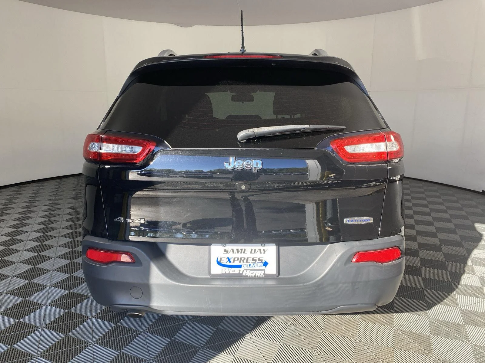 Used 2018 Diamond Black Crystal Pearlcoat Jeep Latitude Plus image 16