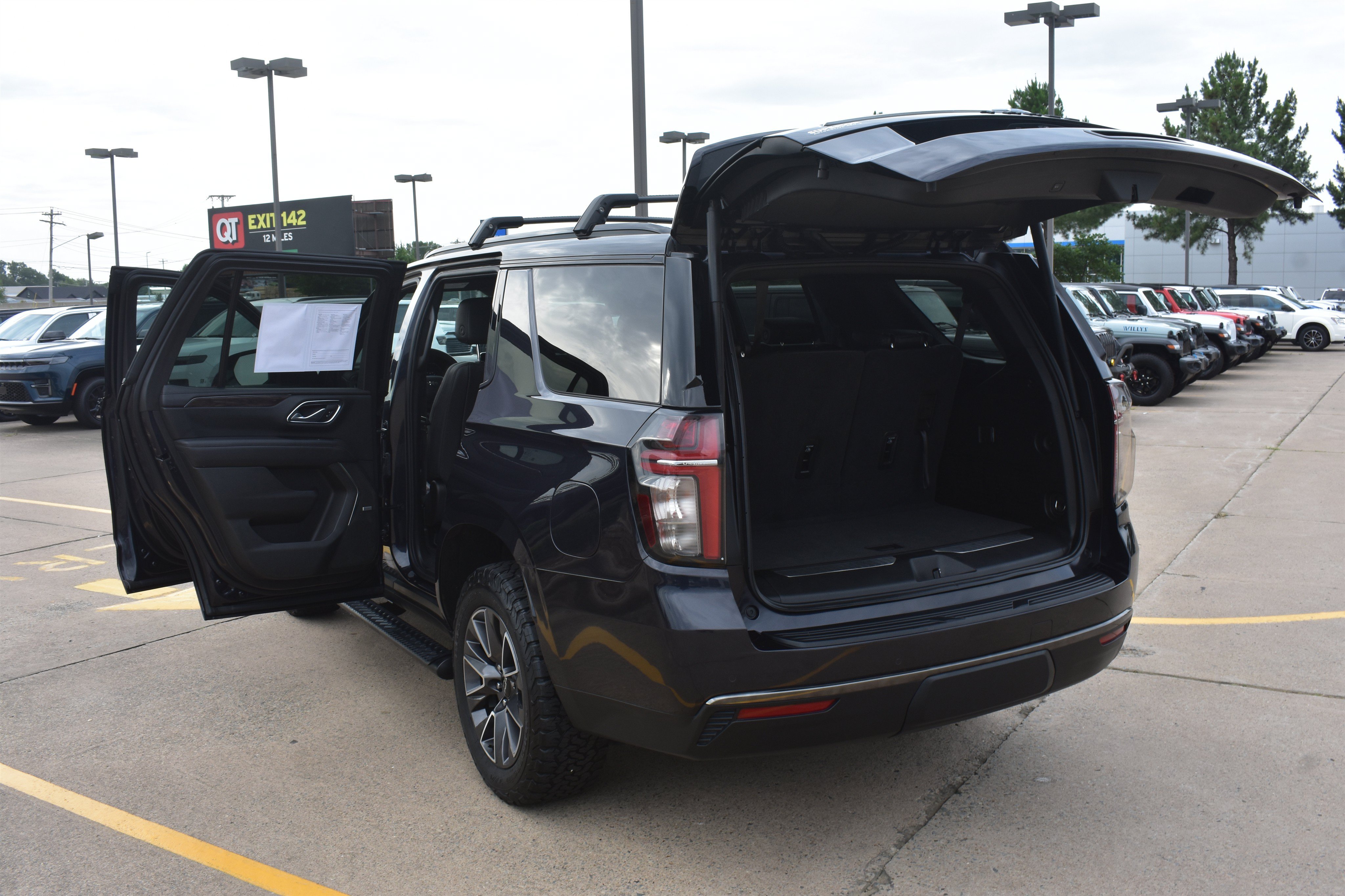 Used 2022 Dark Ash Metallic Chevrolet Z71 image 17