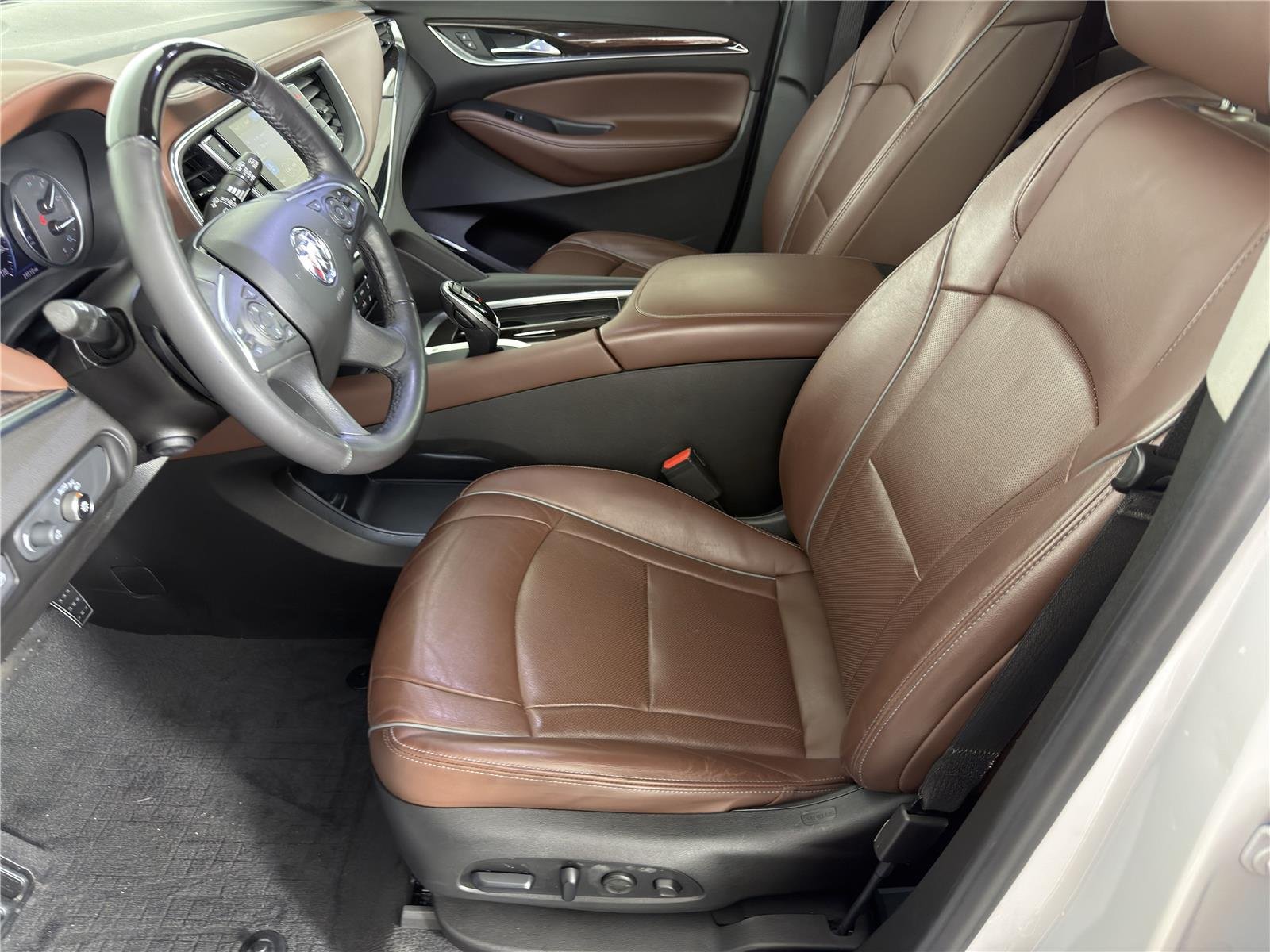 Used 2021 WHITE FROST TRICOAT Buick Avenir image 7