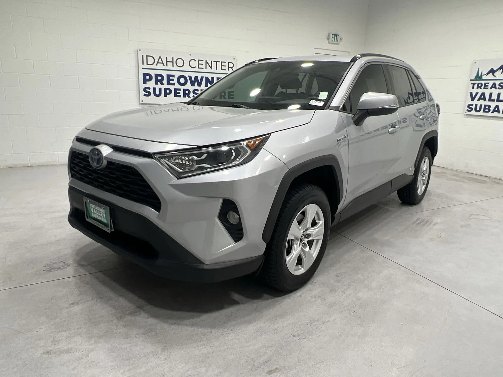Used 2020 Silver Toyota XLE image 4