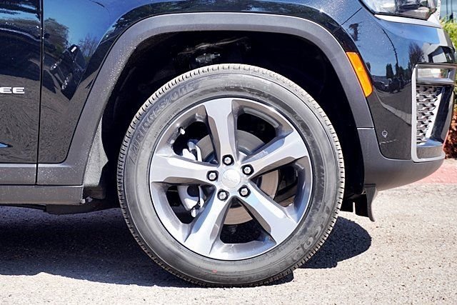 New 2026 Diamond Black Crystal Pearl-Coat Exterior Paint Jeep Limited image 8