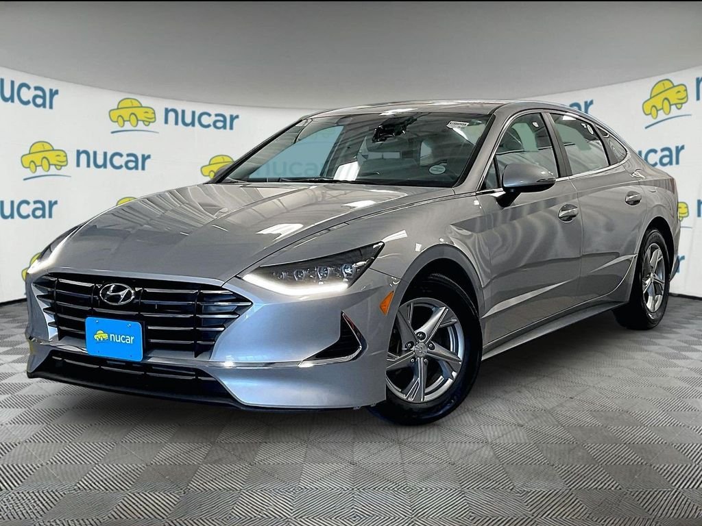Used 2023 Silver Hyundai SE image 3