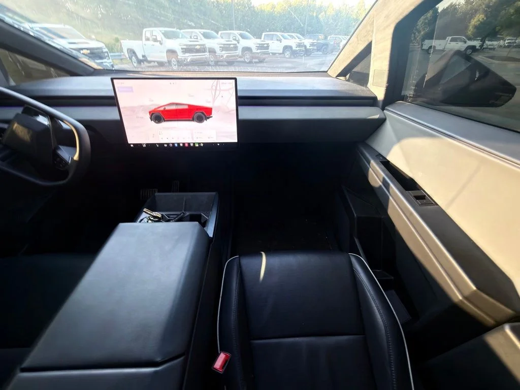 Used 2025  Tesla Base image 19