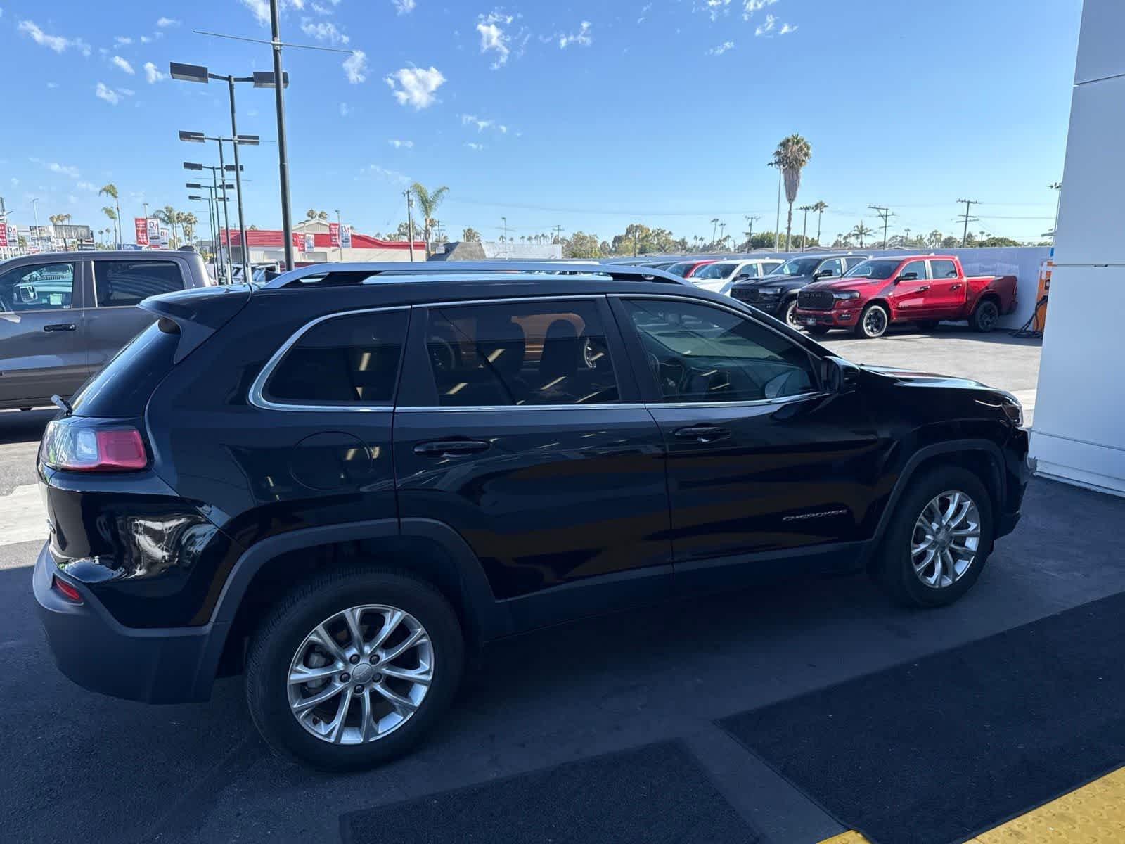 Used 2019 Diamond Black Crystal Pearlcoat Jeep Latitude image 10